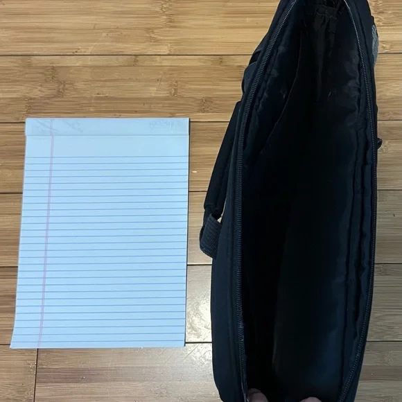 Computer case - Picture 3 of 5